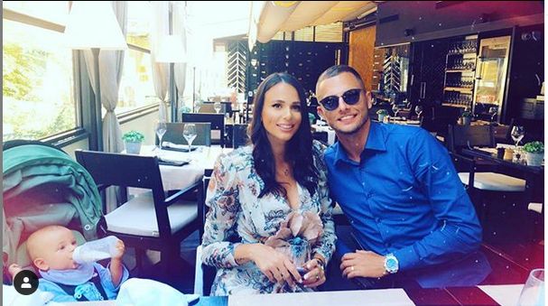 Pentru ea a fugit de la FCSB! N-a rezistat cand l-a chemat acasa! :) Cat de frumoasa e sotia lui Gikiewicz_1