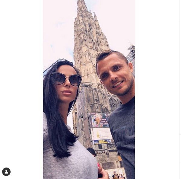 Pentru ea a fugit de la FCSB! N-a rezistat cand l-a chemat acasa! :) Cat de frumoasa e sotia lui Gikiewicz_3