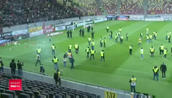 Confruntare intre suporterii dinamovisti si fortele de ordine!