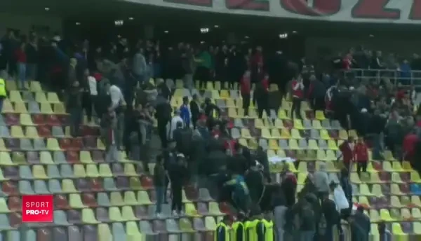 BREAKING NEWS: Bataie GENERALA dupa finalul meciului! Mai multi fani au intrat in teren! Confruntari DURE in tribune! VIDEO