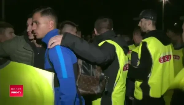 Au luat FOC dupa egalul cu Dinamo! Un suporter s-a luat de Manea in timp ce stelistul facea poze cu fanii! VIDEO