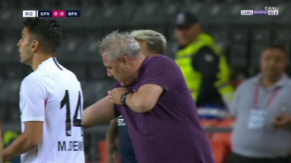 L-o fi avut la pariuri?! :)))) FABULOS: Sumudica a luat galben in minutul 1 dupa ce i-a aratat arbitrului muschii! VIDEO. Echipa sa a luat bataie in fata lui Basaksehir_2