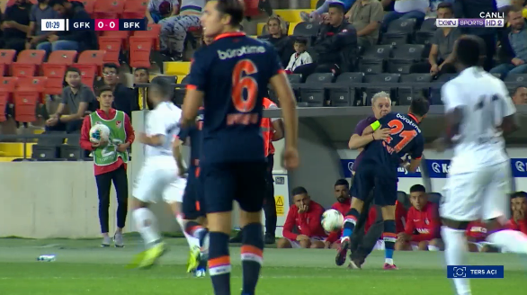 L-o fi avut la pariuri?! :)))) FABULOS: Sumudica a luat galben in minutul 1 dupa ce i-a aratat arbitrului muschii! VIDEO. Echipa sa a luat bataie in fata lui Basaksehir_3