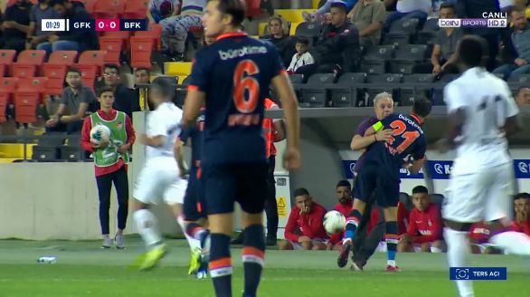 L-o fi avut la pariuri?! :)))) FABULOS: Sumudica a luat galben in minutul 1 dupa ce i-a aratat arbitrului muschii! VIDEO. Echipa sa a luat bataie in fata lui Basaksehir_3