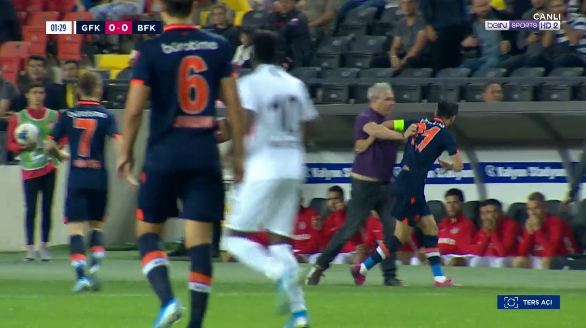 L-o fi avut la pariuri?! :)))) FABULOS: Sumudica a luat galben in minutul 1 dupa ce i-a aratat arbitrului muschii! VIDEO. Echipa sa a luat bataie in fata lui Basaksehir_4