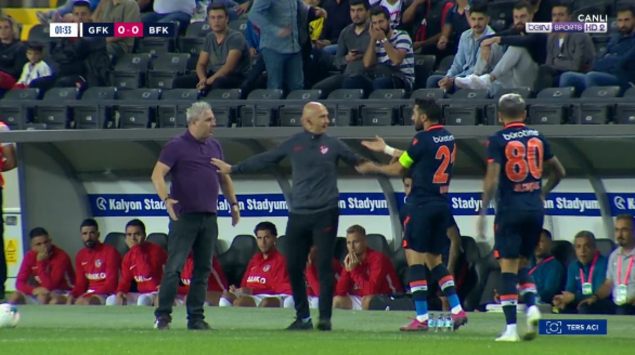 L-o fi avut la pariuri?! :)))) FABULOS: Sumudica a luat galben in minutul 1 dupa ce i-a aratat arbitrului muschii! VIDEO. Echipa sa a luat bataie in fata lui Basaksehir_5