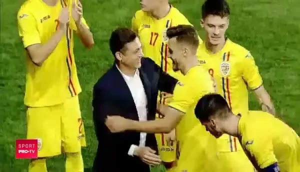 ROMANIA, ALE! Atmosfera de senzatie la finalul meciului! Jucatorii nationalei de tineret au cantat cu suporterii VIDEO