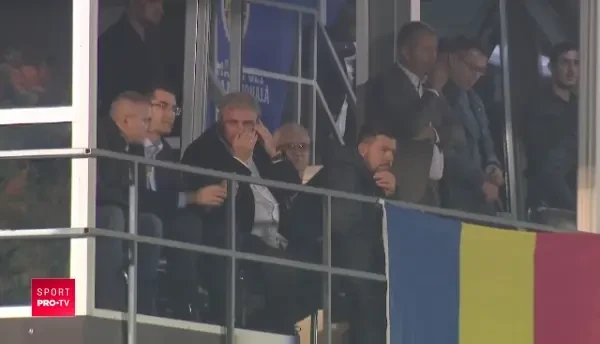 Faza care nu s-a vazut la TV! A pus mana pe telefon si l-a sunat de urgenta pe secundul lui Radoi chiar inainte de pauza! Explicatiile selectionerului! VIDEO