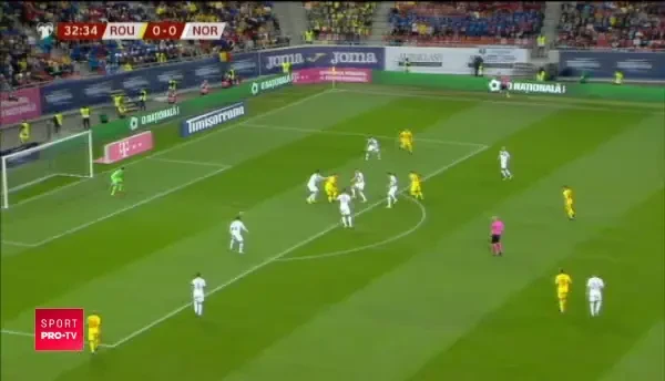 ROMANIA - NORVEGIA: Puscas cade in careu si cere penalty! Arbitrul nu da nimic!