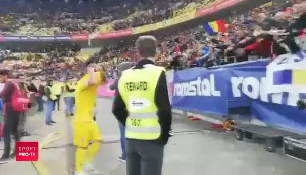 RADU, AL COPIILOR! Portarul nationalei le-a facut pe plac copiilor la pauza, iar la final, le-a daruit tricoul lui VIDEO
