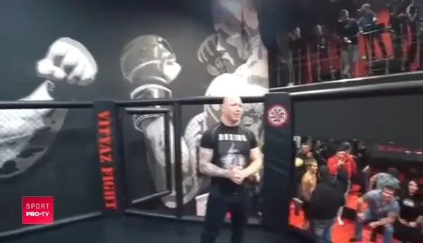 Popeye, culturistul cu brate SILICONATE a intrat in MMA! Lupta s-a incheiat dupa 3 minute. VIDEO