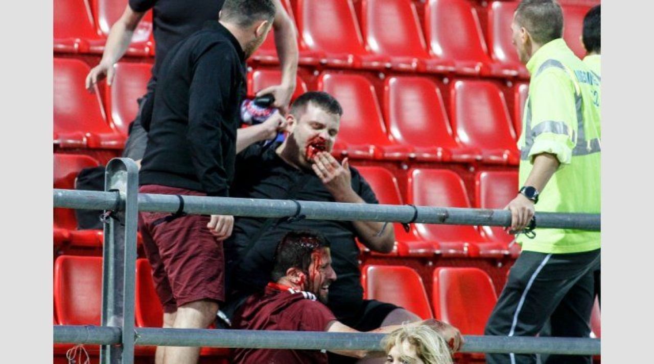 VIDEO: Atentie, imagini SOCANTE! Ultrasii mascati au intrat in stadion si i-au UMPLUT de sange pe fanii lui Bayern!!! Meciul era arbitrat de Avram! Ce s-a intamplat in Youth League_1