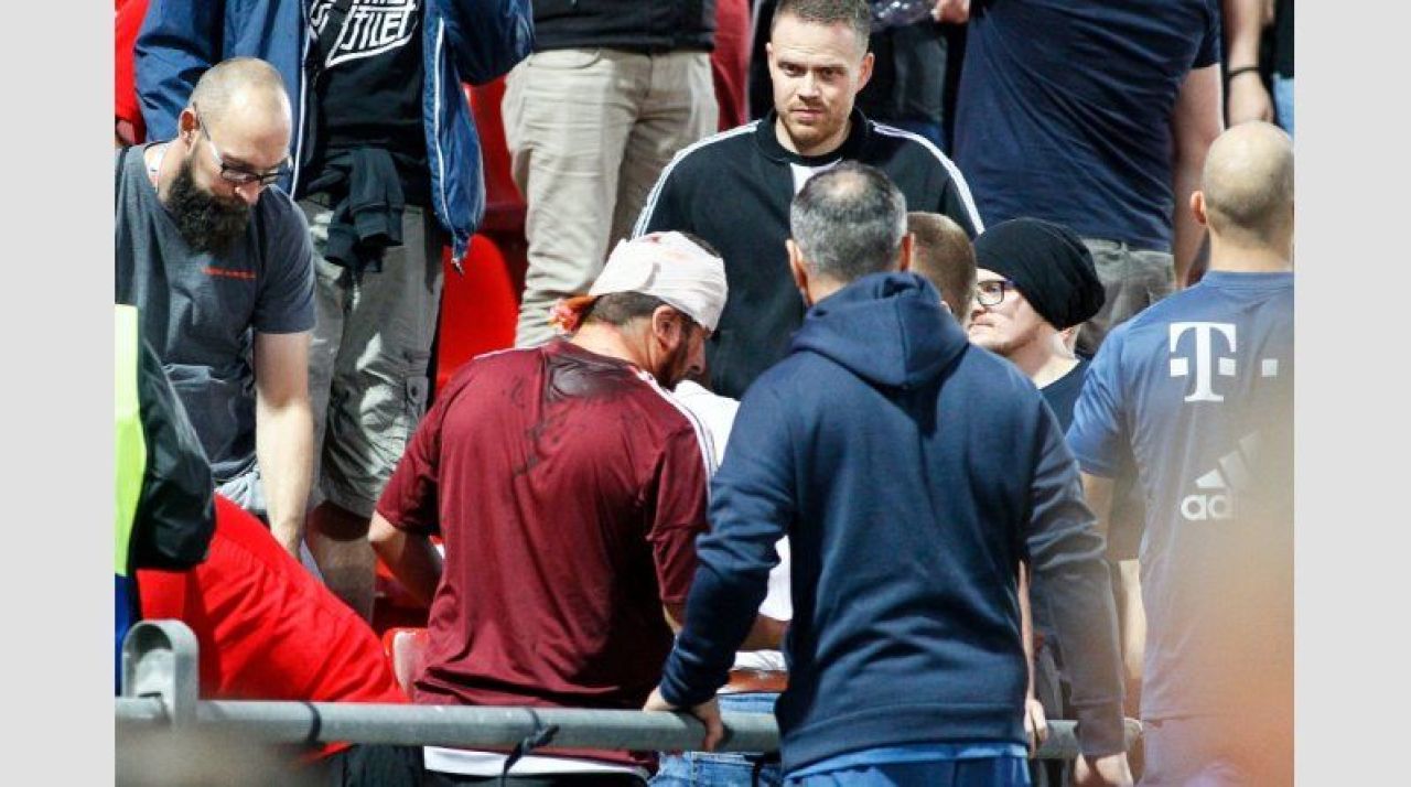 VIDEO: Atentie, imagini SOCANTE! Ultrasii mascati au intrat in stadion si i-au UMPLUT de sange pe fanii lui Bayern!!! Meciul era arbitrat de Avram! Ce s-a intamplat in Youth League_3