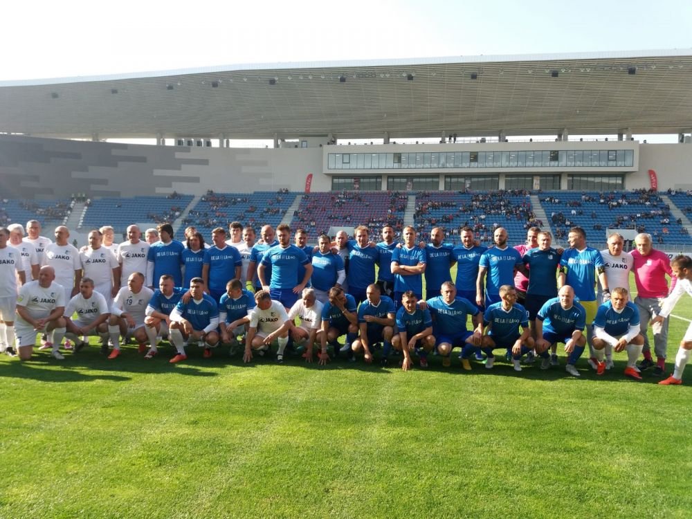 Hai ca-l INAUGURARA! :)) Fumigene tricolore la Tg. Jiu, meciul gloriilor si primul joc oficial! Cum arata stadionul de 30 de milioane care n-a putut fi folosit 3 ani, desi era gata