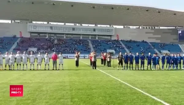 Fum tricolor la intonarea imnului pe stadionul din Tg. Jiu