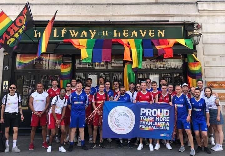 Cel mai de succes club de fotbal LGBT+ din lume vine din Anglia. Acum un an a jucat pe Wembley_2