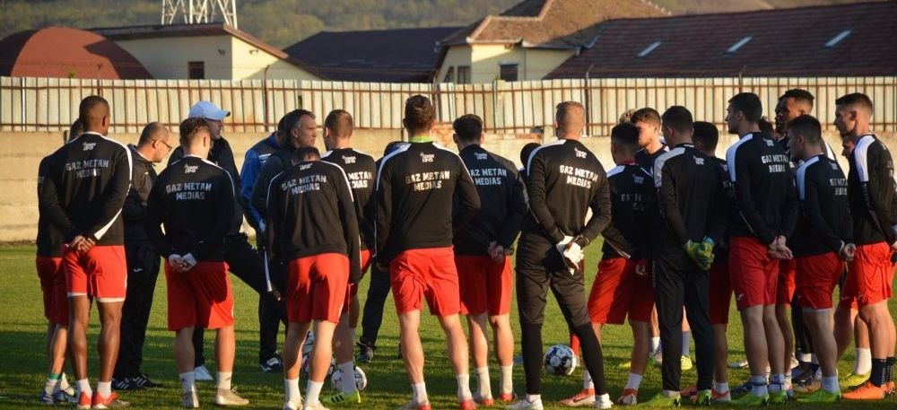 Supararea cand imi vine... A pierdut procesul cu fosta nevasta si a dat sa rupa TOT in vestiar! A ajuns de urgenta la spital! Caz ireal in Liga 1