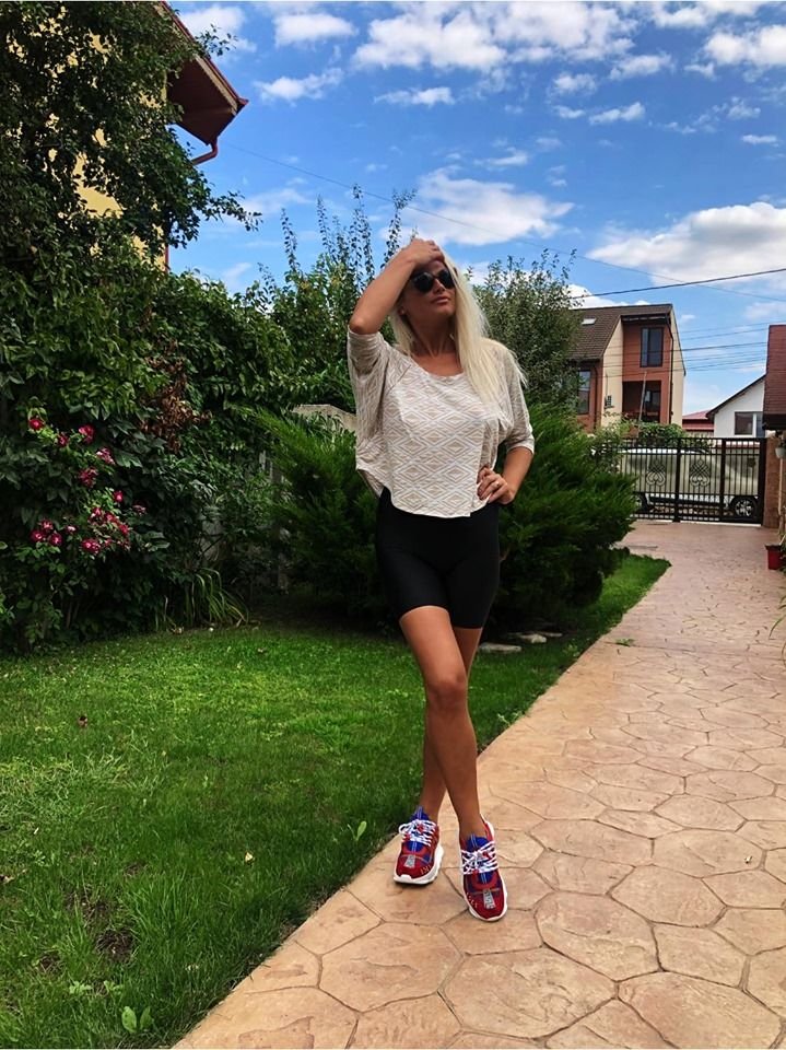 E cel mai norocos FOTBALIST?! Ce stelist se iubeste cu cea mai sexy stewardesa din Romania! Si avioanele se intorc cand o vad :)_14