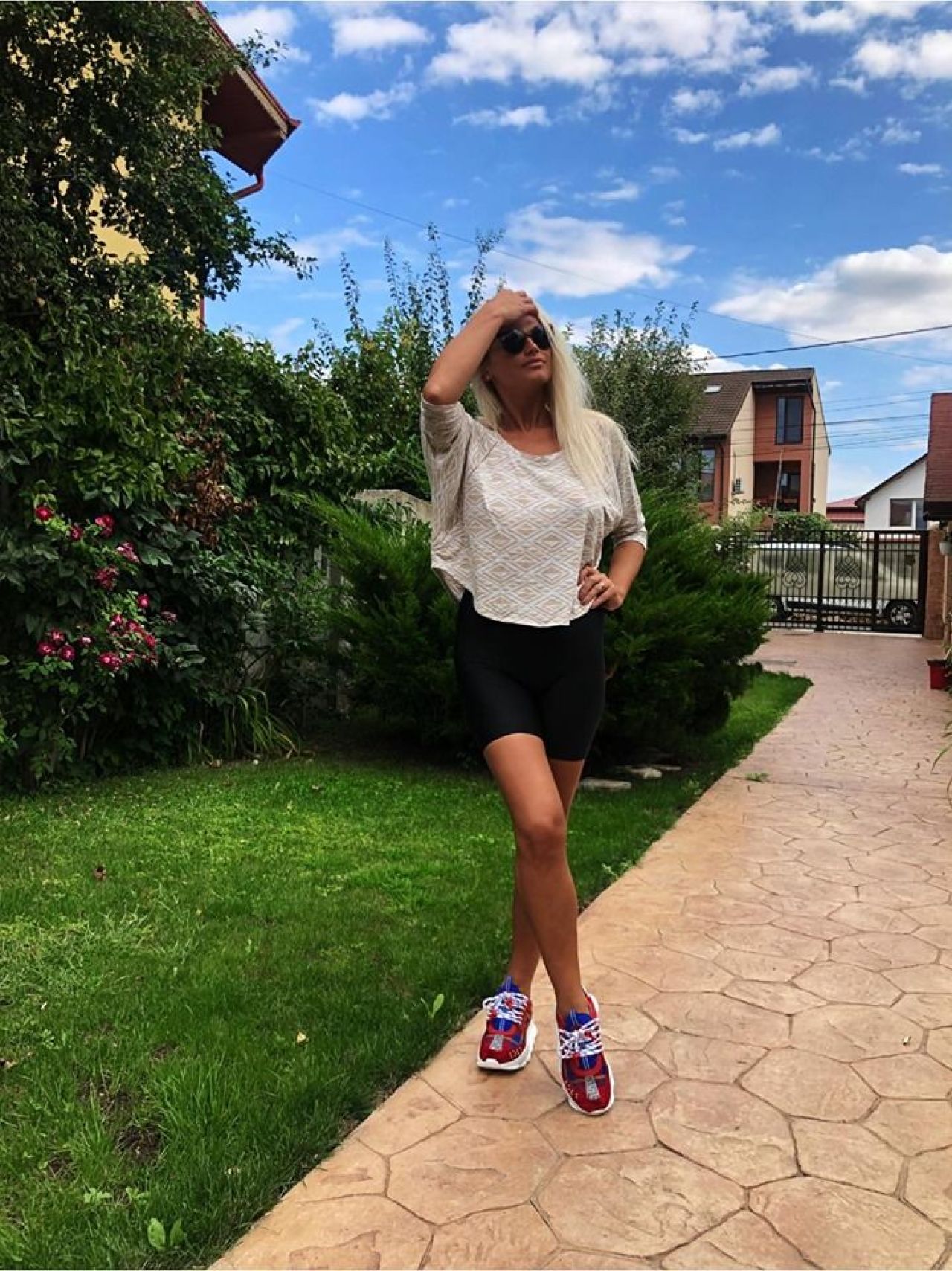 E cel mai norocos FOTBALIST?! Ce stelist se iubeste cu cea mai sexy stewardesa din Romania! Si avioanele se intorc cand o vad :)_14