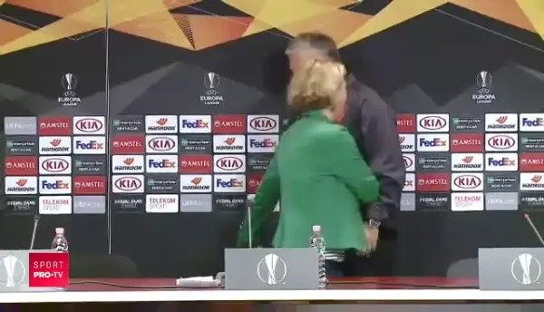 "Ati fost singura care si-a facut treaba din tot ce-am avut pana acum!" :)) GENIAL! Gestul neasteptat al lui Petrescu dupa conferinta de presa
