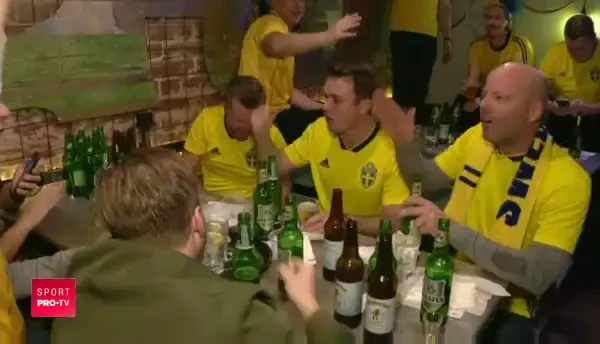 BETIE GRAVA inainte de meci! Suedezii s-au facut PRAF in Centrul Bucurestiului: s-au urcat pe mese si s-au costumat in Dracula! Imagini epice