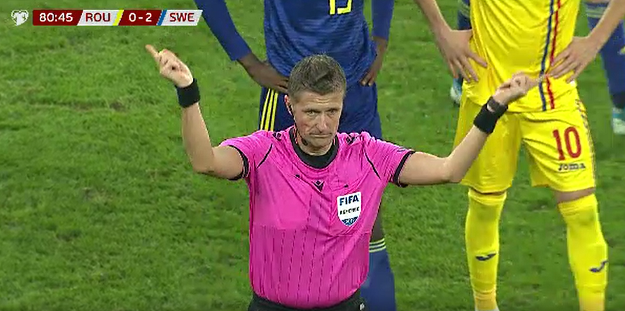 Cineva din tribuna face asta! EXCLUSIV! S-a aflat ce i-a spus, de fapt, Isak lui Orsato cand a incercat sa OPREASCA MECIUL! Detalii de ultima ora