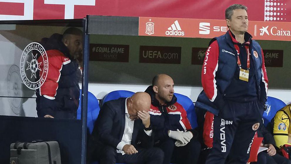 NU ISI MAI AMINTESTE NIMIC! Antrenorul Maltei s-a lovit la cap in timpul meciului cu Spania si si-a pierdut cunostinta_2