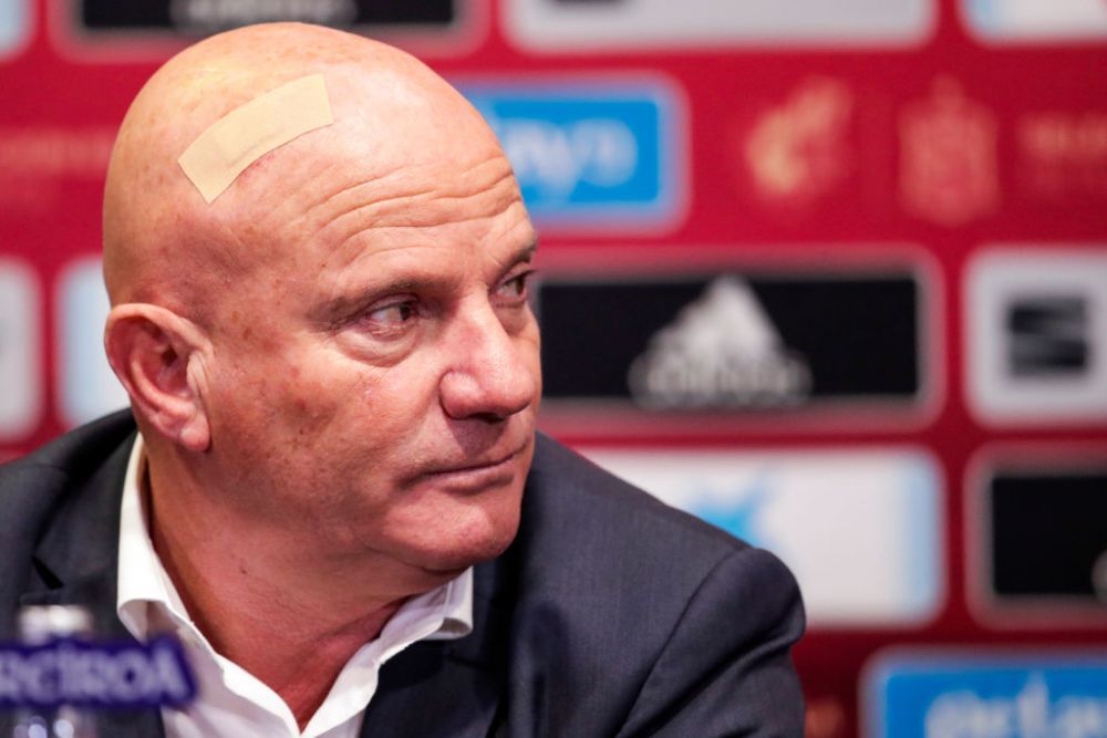 NU ISI MAI AMINTESTE NIMIC! Antrenorul Maltei s-a lovit la cap in timpul meciului cu Spania si si-a pierdut cunostinta_3