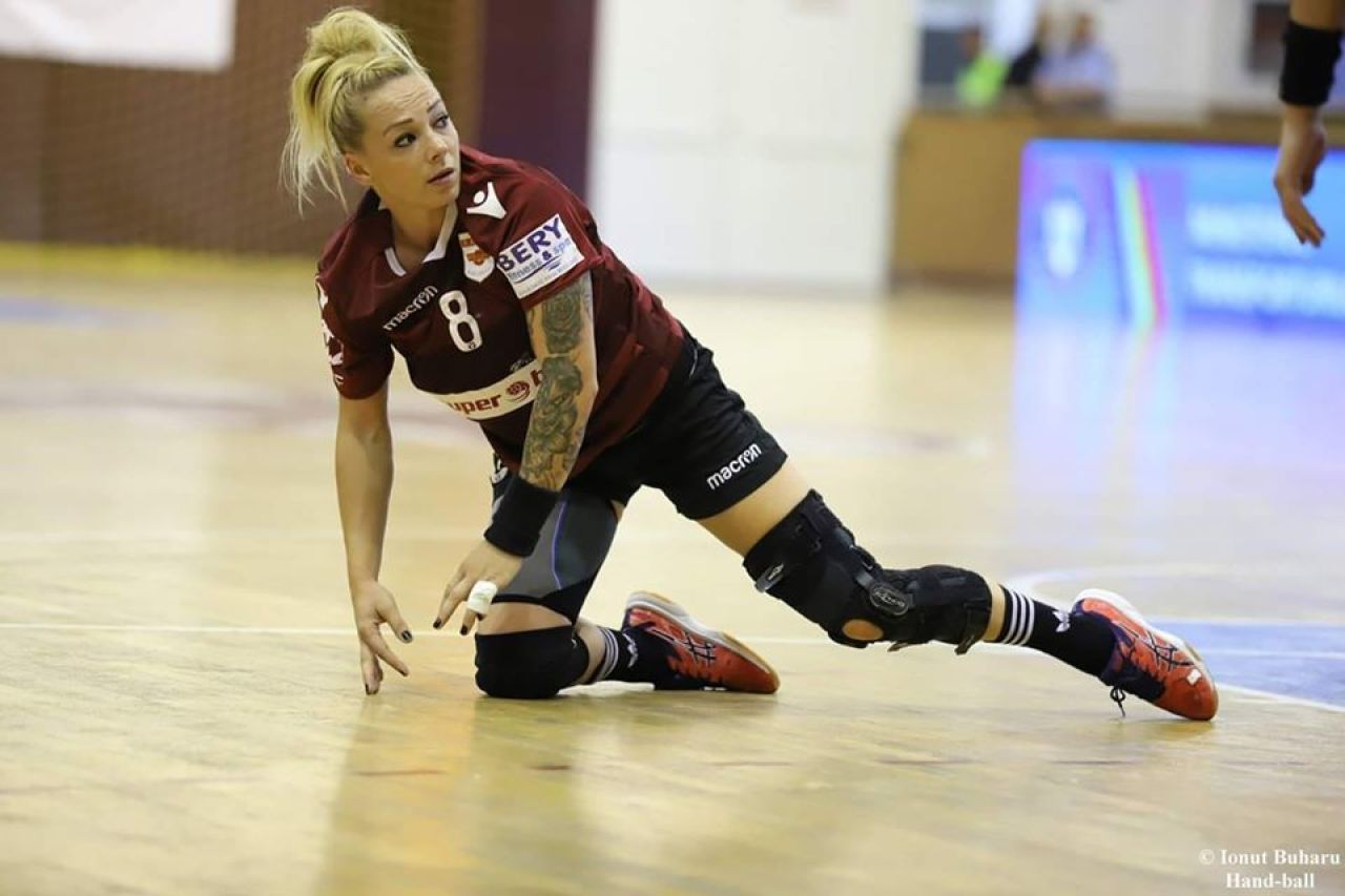 Cea mai tatuata handbalista din Romania joaca la Rapid_1