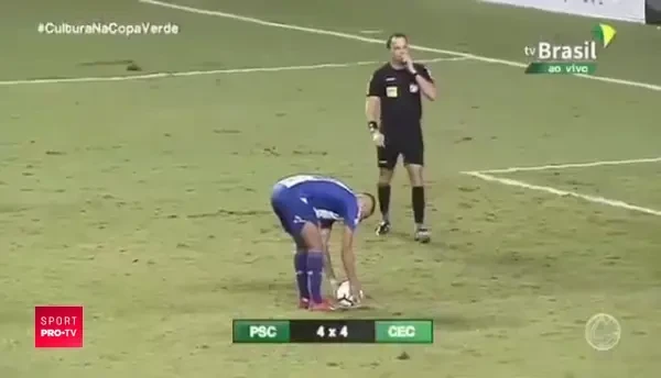 Exemplul perfect de ASA NU :) Un brazilian s-a facut de ras de la 11 metri: nici macar el nu a inteles ce a vrut sa faca si a ratat penalty-ul | VIDEO