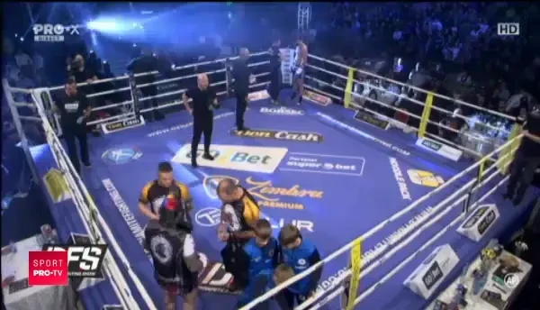 IA SI LUPTA! Super Gala "Batalia Moldovei" e LIVE ACUM la ProX! L-a scos din ring: croseul prin care si-a aruncat adversarul pe masa comentatorilor | VIDEO