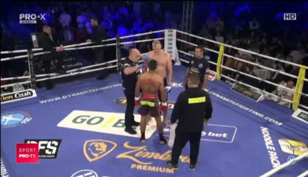 VIDEO | MOMENT INCREDIBIL: un spectator a intrat in ring, intre "Rambo" Lambagiu si Tolea Ciumac! Oamenii de ordine au intervenit imediat: "Scuze, scuze!"