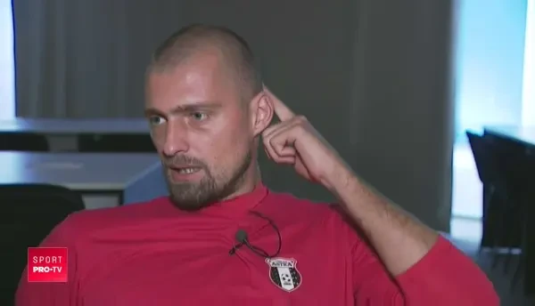 Daca ai Bentley sau Dacie tot acolo te duce. Atac direct al lui Tamas la unul din tricolori! Sa puna Mirel biciul pe ei! Ce l-a deranjat pe fundas