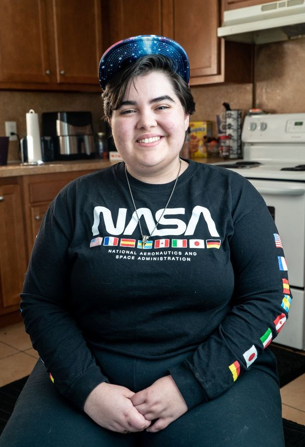 Cum arata femeia care are 4 iubiti in acelasi timp! Traieste cu 3 dintre ei in aceeasi casa si tocmai a ramas insarcinata