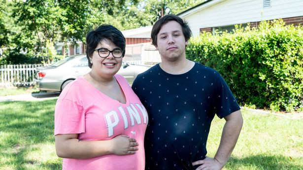 Cum arata femeia care are 4 iubiti in acelasi timp! Traieste cu 3 dintre ei in aceeasi casa si tocmai a ramas insarcinata_2