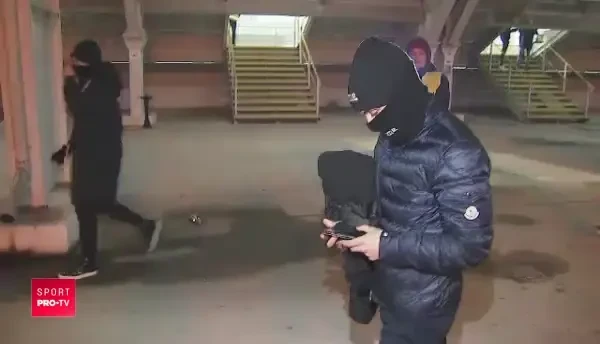 VIDEO | IMAGINEA SERII LA GIURGIU: un jucator de nationala, suporter de lux la meciul Craiovei! Camuflaj de trupele speciale :))
