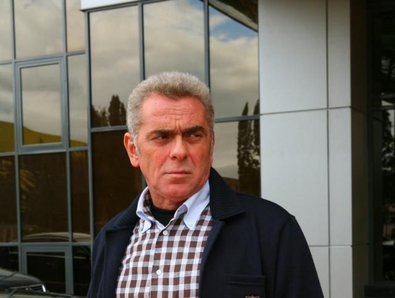 Era unul dintre patronii care se luptau cu Gigi Becali, Paszkany si Borcea, acum a INTINERIT! Nici macar fanii fostei echipe nu-l mai recunosc! Iti dai seama cine e in poza?_1