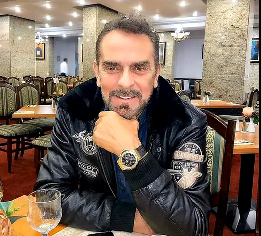 Era unul dintre patronii care se luptau cu Gigi Becali, Paszkany si Borcea, acum a INTINERIT! Nici macar fanii fostei echipe nu-l mai recunosc! Iti dai seama cine e in poza?_2