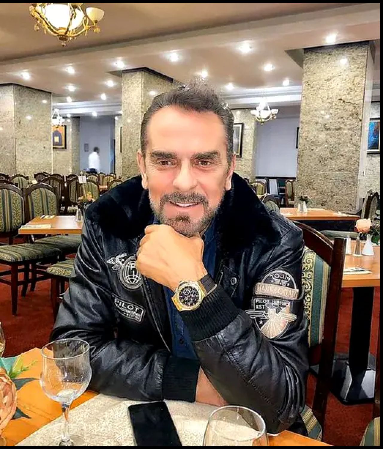 Era unul dintre patronii care se luptau cu Gigi Becali, Paszkany si Borcea, acum a INTINERIT! Nici macar fanii fostei echipe nu-l mai recunosc! Iti dai seama cine e in poza?_3