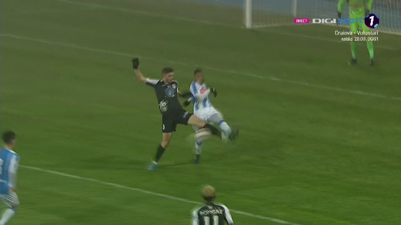FAZA CONTROVERSATA in Poli Iasi - Gaz Metan! Arbitrul Fesnic a oferit oaspetilor un penalty PREA USOR! Vezi aici faza_1