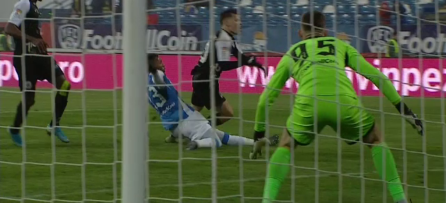 FAZA CONTROVERSATA in Poli Iasi - Gaz Metan! Arbitrul Fesnic a oferit oaspetilor un penalty PREA USOR! Vezi aici faza_3