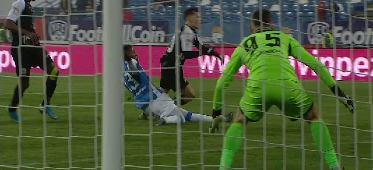 FAZA CONTROVERSATA in Poli Iasi - Gaz Metan! Arbitrul Fesnic a oferit oaspetilor un penalty PREA USOR! Vezi aici faza_3