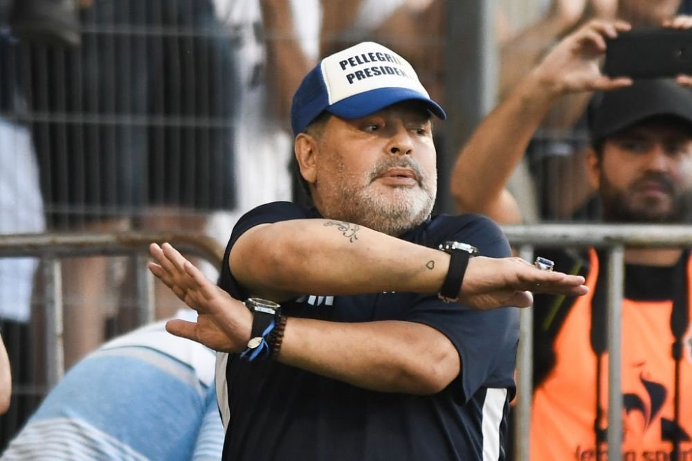 INCREDIBIL! Maradona mai furios ca niciodata! Argentinianul a TIPAT la copiii care ii cereau autografe: Sa va duceti la naiba!
