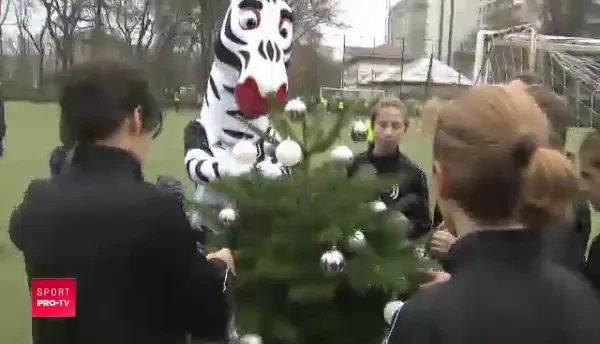 FOTBALUL COPILARIEI! Mascota care da mana cu Ronaldo la fiecare meci a ajuns la Bucuresti! VIDEO