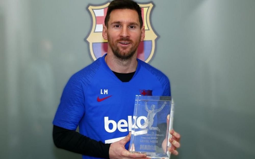 ZIUA SI TROFEUL! Lionel Messi este de neoprit! Jucatorul Barcelonei a primit ultimele trofee pe anul acesta inainte de El Clasico