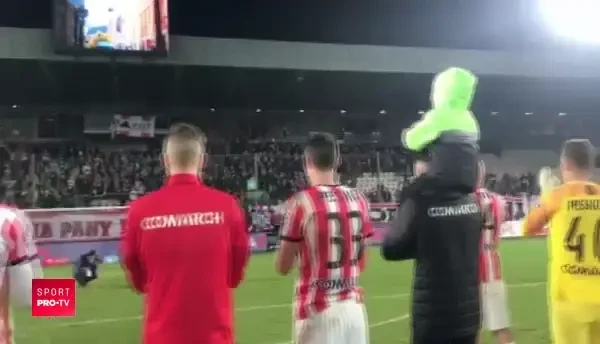 VIDEO | Hanca, un adevarat idol in Polonia! Fostul dinamovist a mers pe gazon cu fiul sau: reactia impresionanta a fanilor