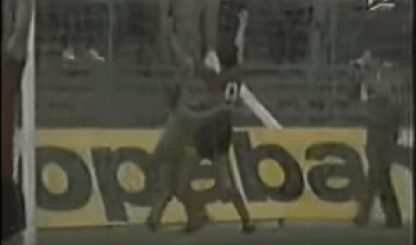L-a imbratisat prin plasa pe Piturca la meciul cu Anderlecht si Miron Cozma l-a batut pe Danut Lupu dupa ce il faultase_6