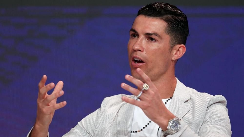 700 000 de euro PE O MANA! Aroganta de DIAMANT a lui Ronaldo in Dubai: a purtat un inel de LOGODNA pentru fete la intalnirea cu seicii!