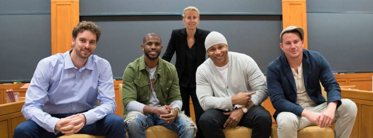 Ea e profesoara de business a vedetelor din fotbal. A colaborat cu Ferguson si i-a invatat totul despre afaceri pe Kaka, Dani Alves si Pique_1