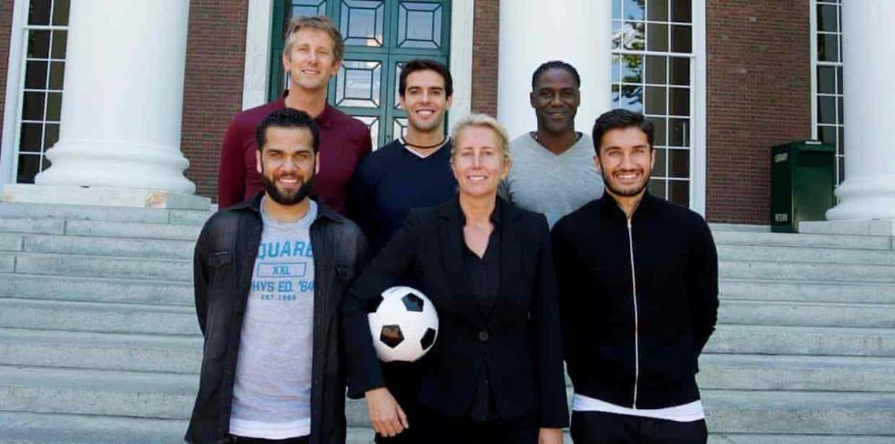 Ea e profesoara de business a vedetelor din fotbal. A colaborat cu Ferguson si i-a invatat totul despre afaceri pe Kaka, Dani Alves si Pique_2